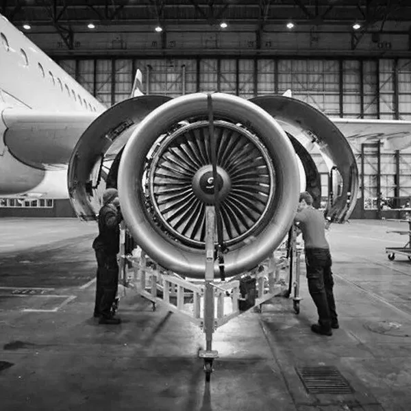Ofrecemos hornos de tratamiento térmico al vacío para componentes aeronáuticos/ aeroespaciales